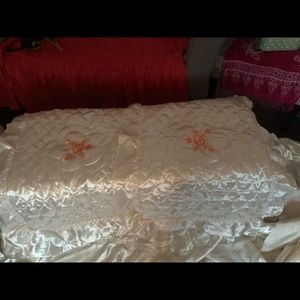 Full size satin comforter with pillow shams